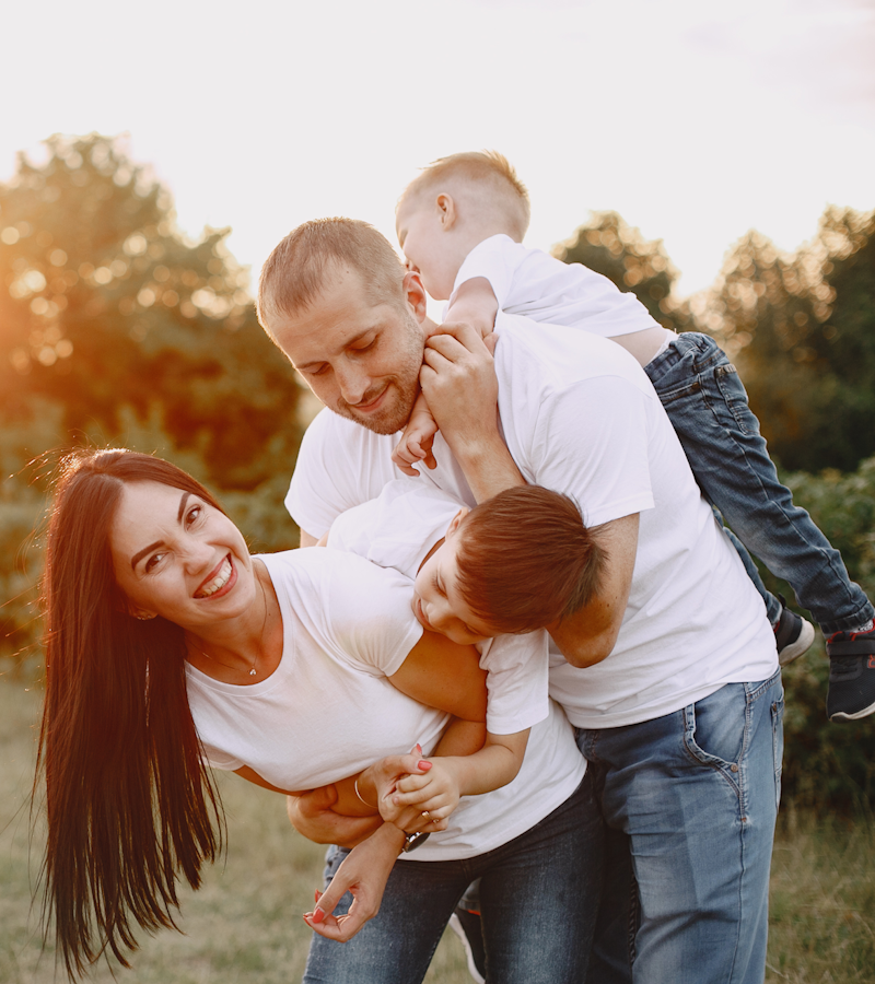 Familia fofa brincando